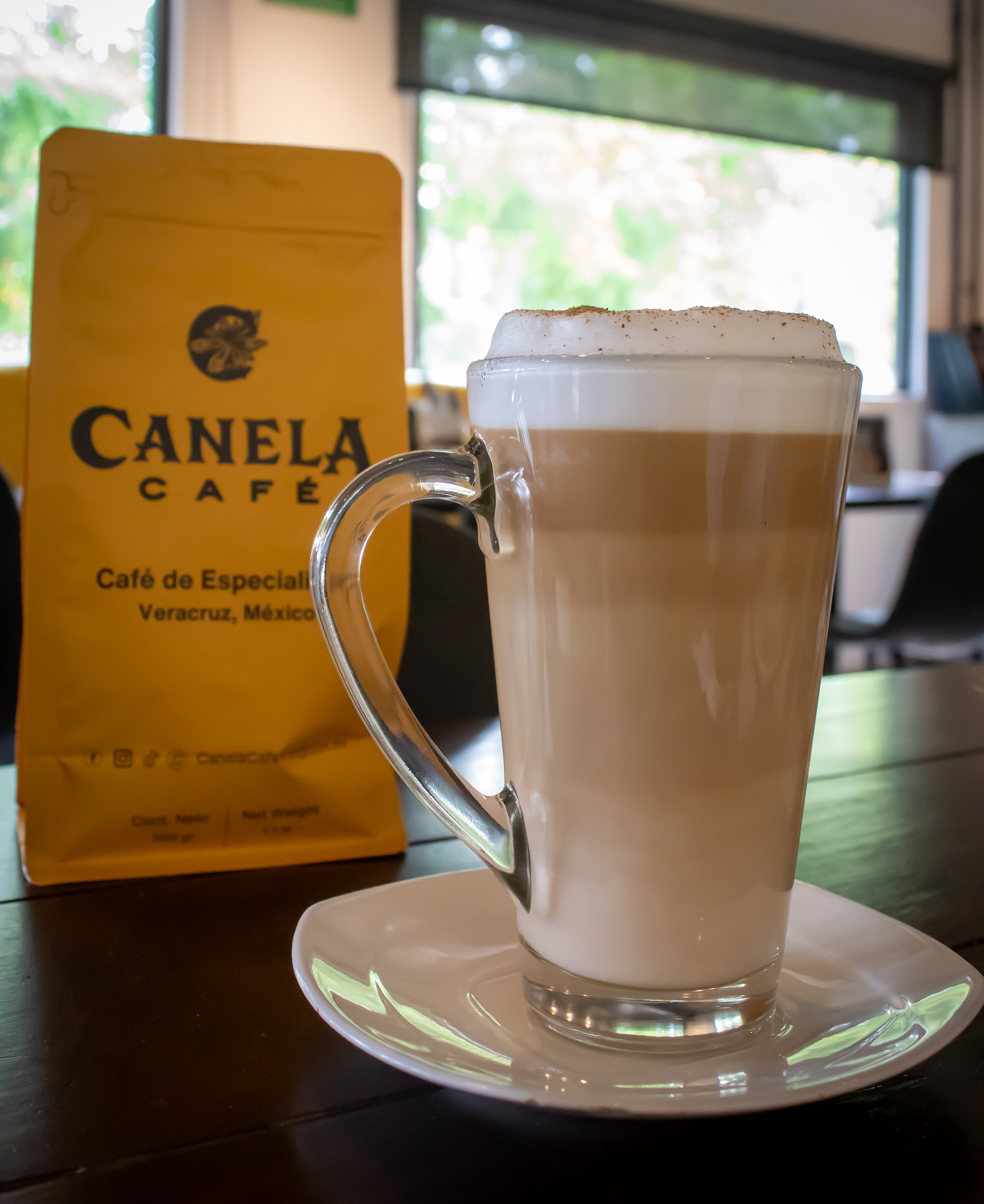 Latte de especialidad con la bolsa de café de Canela